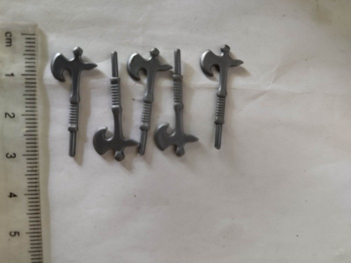 bnk jc Lot arme pentru figurine cavaleri - topor - Timpo , Britains etc
