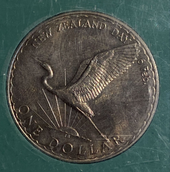 ONE COMEMORATIVE DOLLAR 1974 NEW ZEALAND/ MONEDA IN SUPORT ACRILIC