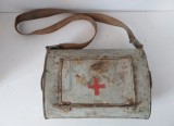Trusă sanitară militară din metal &ndash; vintage, cu cruce roșie, Germania