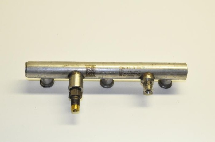 Rampa de combustibil dreapta AUDI A6 4F2, C6 2007 OEM: 06E130090 1512869