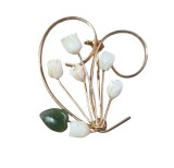 BROSA VINTAGE DE TIP BUCHET, DECORATA CU JAD NEFRIT SI CORAL ALB