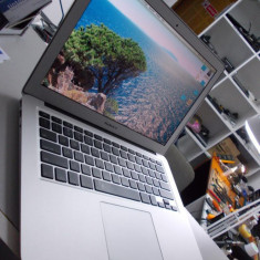 Macbook fara lumina Apple no light display nu afiseaza