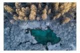Tablou Canvas, "Pădure &icirc;nghețată l&acirc;ngă lacul albastru", Alb, Brazi, Apă, Verde, Iarnă, Peisaj, Natură, Vedere, Aeriană, Liniște, 39 x 26 cm, CMCLASS