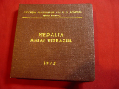 Cutie pentru Medalia Mihai Viteazul 1975 foto