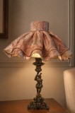 Veioză vintage &icirc;n stil Baroc cu talpa din bronz &icirc;n formă de statuetă și un abajur plisat din material textil