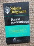 Doamna cu ochelari negri de Sidonia Dragusanu