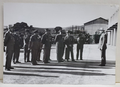 DELEGATIE MILITARA ROMANA IN VIZITA LA O UNITATEA DE ARTILERIE FRANCEZA , FOTOGRAFIE ANII &amp;#039; 60 - 70 foto