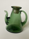 Frumoasa sticla verde prevazuta cu picurator, provenienta scandinava, anii 70