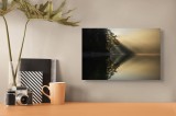 Tablou Canvas, "Răsăritul liniștit peste lac oglindit", Lumină, Reflecții, Apă, Copaci, Ceață, Tranquilitate, Natură, Răsărit, Seninătate, Frumusețe,