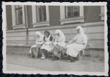 Fotografie, Personal medical in curtea spitalului, in timpul celui de-al doilea razboi mondial