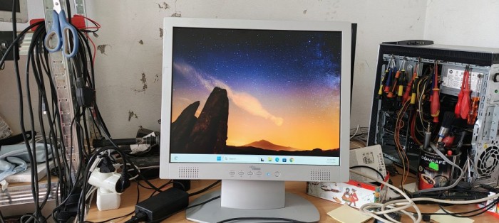 Monitor Fujitsu 1C19-1 fara incarcator zgariat