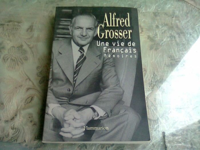 UNE VIE DE FRANCAIS. MEMOIRES - ALFRED GROSSER (CARTE IN LIMBA FRANCEZA)