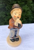 Figurina din portelan japonez baietel cantand la trompeta