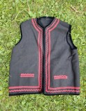 Vesta neagra de fetru, pentru costum popular barbatesc, marime de adult, decorat cu snur rosu