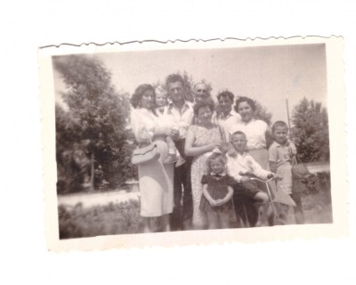 Poza mica de familie, fara identiticare, fara datare, stare buna foto