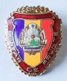 INSIGNA MILITAR DE FRUNTE RSR VARIANTA MARE 40/33 CU STEMA MARE EMAILATA 18,10/17 MM BOMBATA ARMATA MINISTERUL APARARII MApN MFA ( CITITI DESCRIEREA )