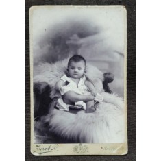 Fotografie pe carton, bebelus stand pe fotoliu, sfarsit de secol XIX