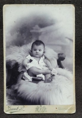 Fotografie pe carton, bebelus stand pe fotoliu, sfarsit de secol XIX foto