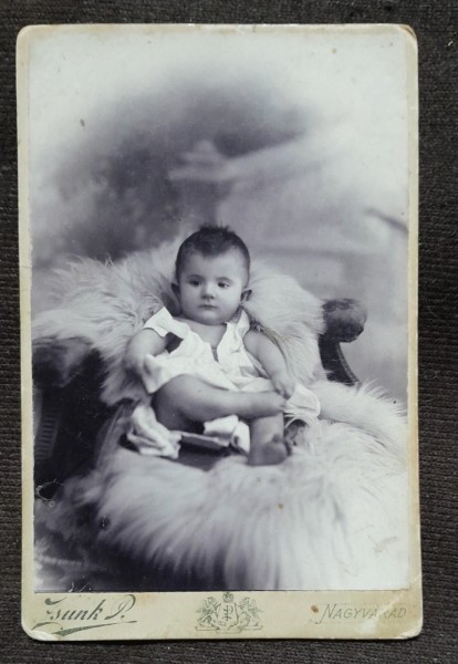 Fotografie pe carton, bebelus stand pe fotoliu, sfarsit de secol XIX