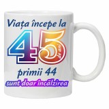 Cana alba personalizata &quot; Viata incepe la &quot; 45 ani, INOVATIX&reg;️. 330ml, Oem