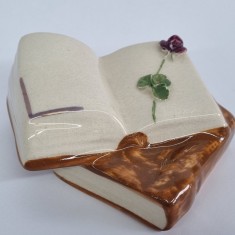 Bibelou RAR - Carti si o floare din portelan romanesc vechi, vintage