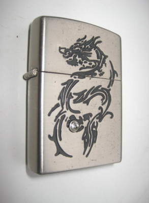 3093a-Bricheta metal dragon gravat benzina model Zippo metal argintiu. foto