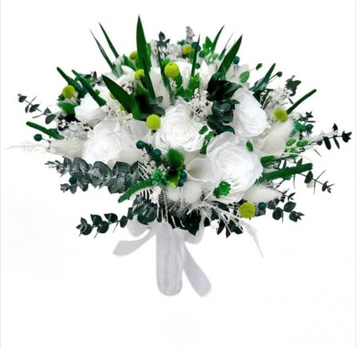 Buchet flori criogenate cu 17 trandafiri, plante verzi delicate ,eucalipt si feriga, rezistent , ideal pentru buchet mireasa sau ocazii speciale foto