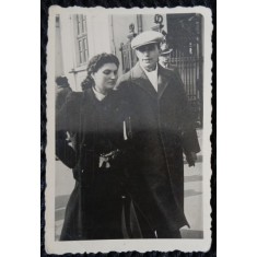 Fotografie, Doi tineri la plimbare, anii 40