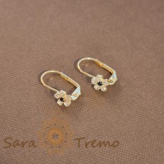 Cercei placati cu aur 18K, decor floral cu cristal zirconia negru si cristale albe