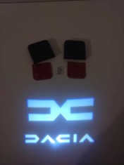 Holograme usi DACIA,Sigla noua, set 2 bucati cu baterii(nu sunt incluse) foto