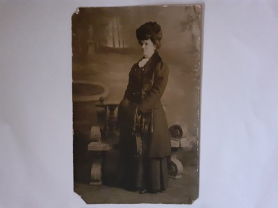 Carte poștală cu t&amp;acirc;nără doamnă in 1909 foto