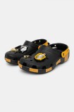 Crocs papuci Classic Hufflepuff Clog culoarea negru, 210529