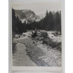 EXCURSIONISTI PE VALEA UNUI RAU DE MUNTE , FOTOGRAFIE , INTERBELICA