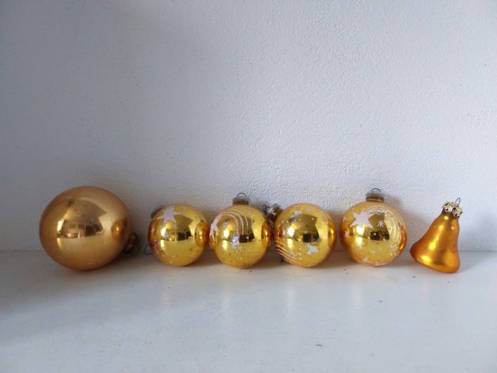 Lot 6 globuri de sticla vintage aurii cu model, decor pom brad Craciun
