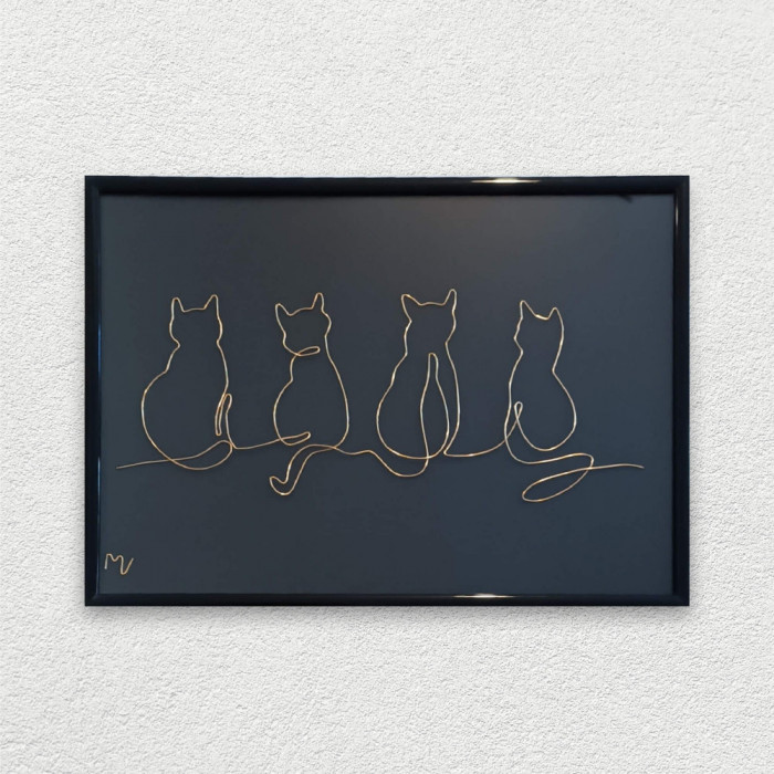 4 pisicute, tablou sculptura din fir continuu de sarma placata cu aur, 19&times;25 cm