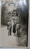 Fotografie tip Carte postala, Doi barbati si o femeie, la plimbare prin padure, perioada interbelica