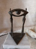 Statuie bronz h 15 cm cu 2 personaje și un ochi