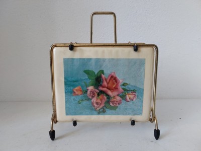 Suport vintage pentru servetele / scrisori, anii 50, metal si plastic, 16cm inlatime x14cm latime x 6cm grosime foto