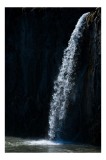 Tablou Canvas, "Cascada misterioasă &icirc;n noapte ad&acirc;ncă", Cascadă, Apă, St&acirc;nci, &Icirc;ntunecat, Natură, Curgere, Lumină., 26 x 39 cm, CMCLASS