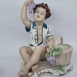 Bibelou portelan romanesc vechi, vintage - Baiat cu strugure si cosulet
