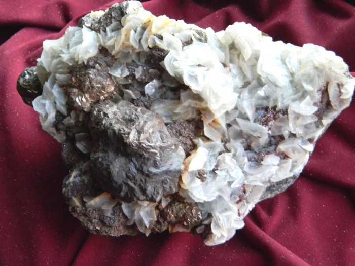 Specimen minerale - Ou de pirita pe calcita (BB3)