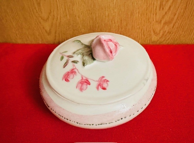 CASETA DIN PORTELAN FIN- DECOR TRANDAFIR D10,5CM