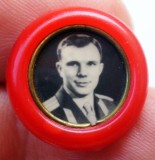 I.113 INSIGNA RUSIA URSS COSMOS PRIMUL COSMONAUT IURI YURI GAGARIN 18mm, plastic, Europa