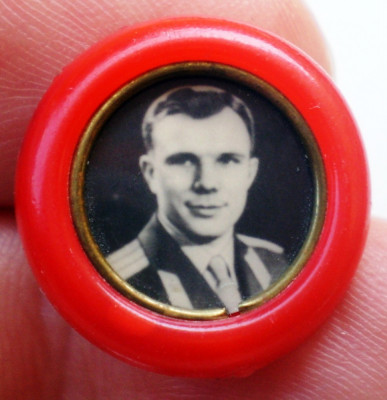 I.113 INSIGNA RUSIA URSS COSMOS PRIMUL COSMONAUT IURI YURI GAGARIN 18mm, plastic foto