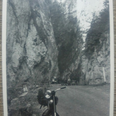 Motocicleta cu numere de Bucuresti// fotografie, Cheile Bicazului 1962