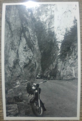 Motocicleta cu numere de Bucuresti// fotografie, Cheile Bicazului 1962 foto