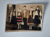 Fotografie veche (anii 50) - tarani imbracati in port popular de Maramures, 6x9cm