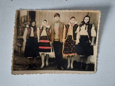 Fotografie veche (anii 50) - tarani imbracati in port popular de Maramures, 6x9cm foto
