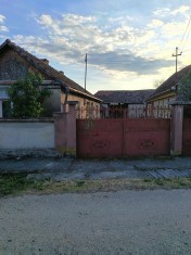 Casă de v&acirc;nzare.