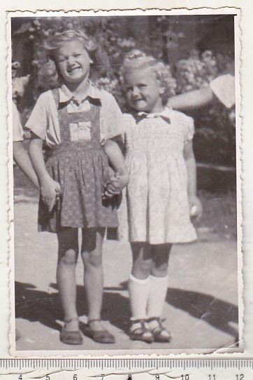 bnk foto - Arhiducesele Maria Magdalena si Elisabeta cca 1944-1945